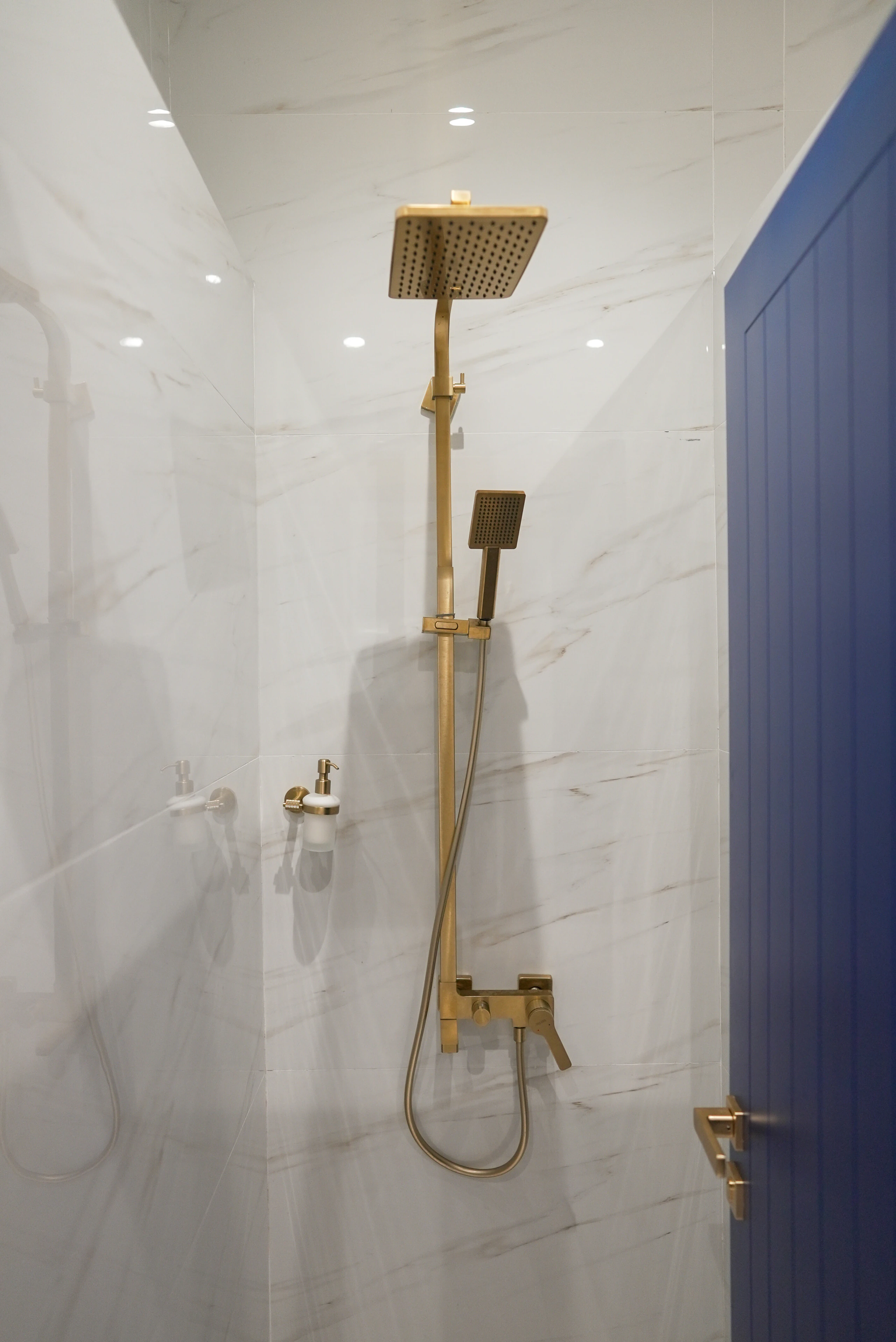 Shower cubicle at the dive center